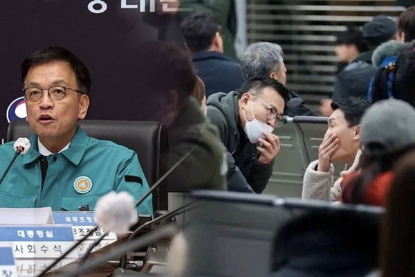 Ám ảnh những tiếng gào thét xé lòng thời điểm công bố nạn nhân, nhiều người không dám tin sự thật Không đâu, bố mẹ chắc còn sống”-4