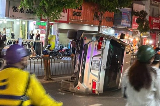 TP HCM: Ô tô 7 chỗ lật ngửa trên đường Quang Trung, quận Gò Vấp