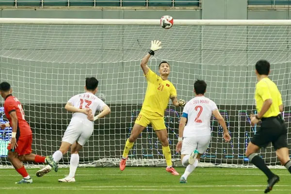 Những chia sẻ rất thật của bố Nguyễn Filip về việc con trai ngồi dự bị-2