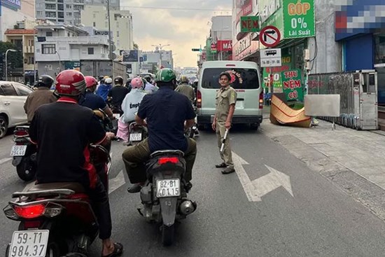 Người đàn ông gục ngã tử vong trước trụ sở ngân hàng ở TPHCM