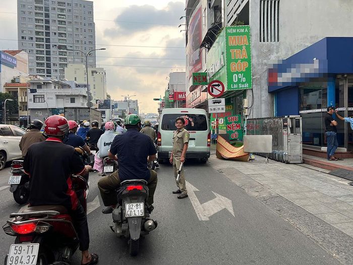 Người đàn ông gục ngã tử vong trước trụ sở ngân hàng ở TPHCM-1