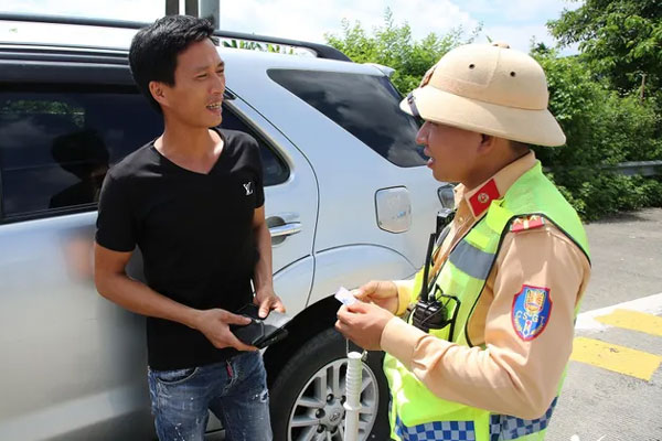 Đèn tín hiệu bị hư, dính vượt đèn đỏ bị phạt đến 20 triệu đồng thì phải làm sao?-2