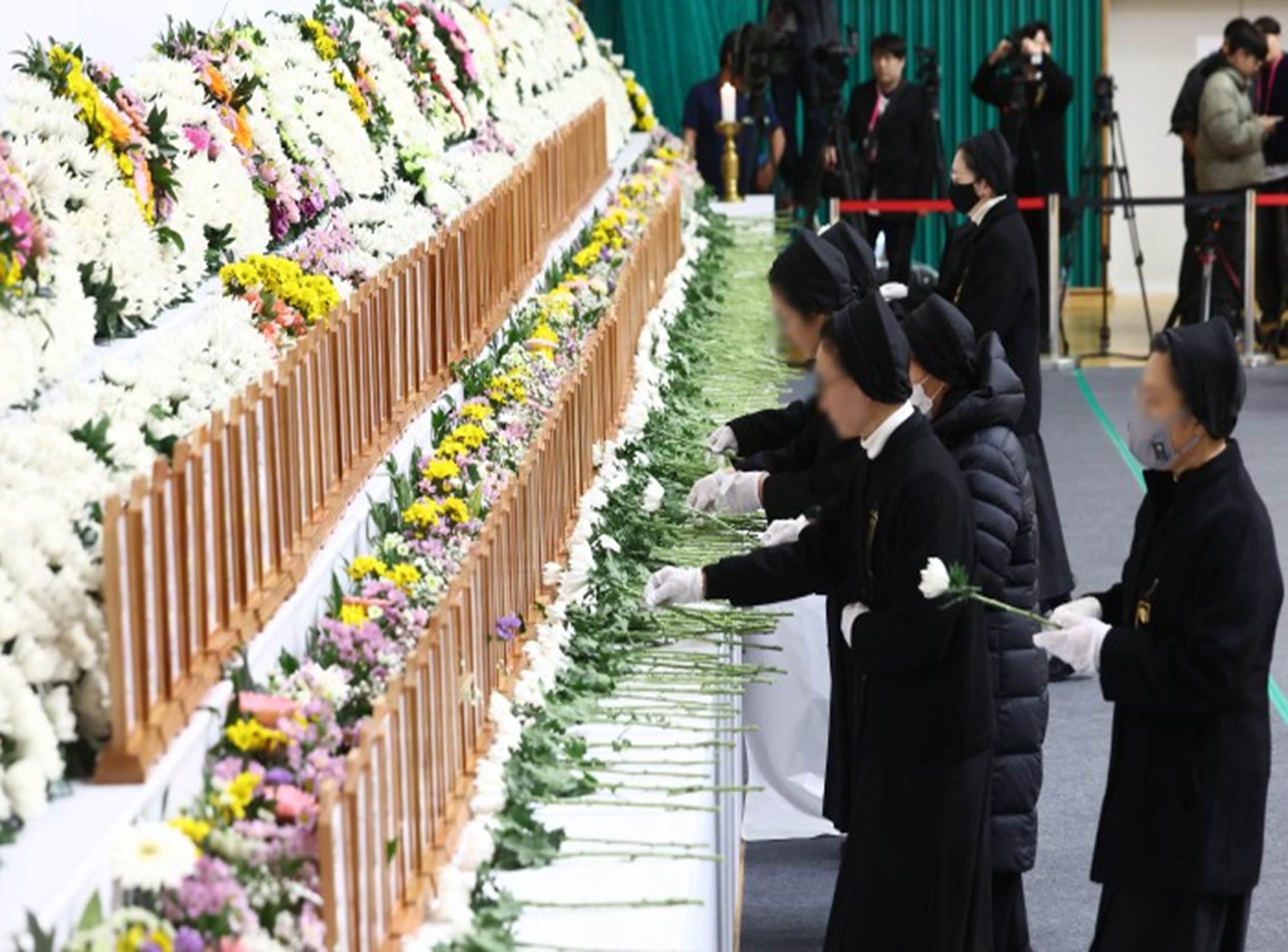 Đau đớn hình ảnh trong lễ tưởng niệm các nạn nhân xấu số vụ nổ máy bay Hàn Quốc, bài vị người đã khuất xếp kín hai hàng-22