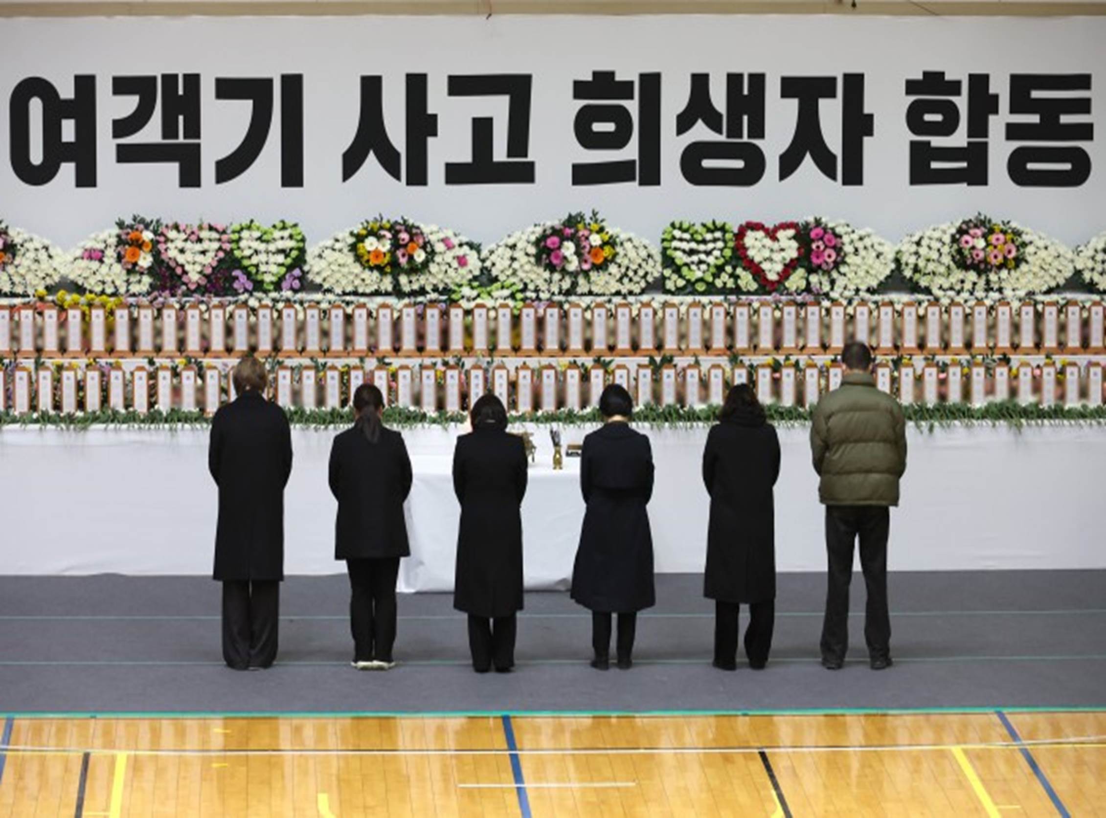 Đau đớn hình ảnh trong lễ tưởng niệm các nạn nhân xấu số vụ nổ máy bay Hàn Quốc, bài vị người đã khuất xếp kín hai hàng-25