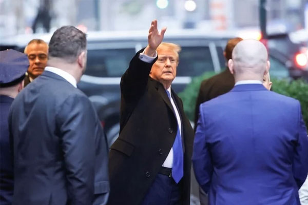 Khoảnh khắc xe Tesla nổ tung ngay cạnh khách sạn của ông Trump ở Las Vegas-1