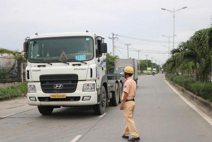 Đèn tín hiệu bị hư, dính vượt đèn đỏ bị phạt đến 20 triệu đồng thì phải làm sao?-1