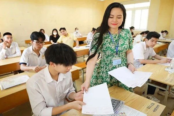 Kỷ luật giáo viên nhận tiền dạy kèm học sinh thi lại-2