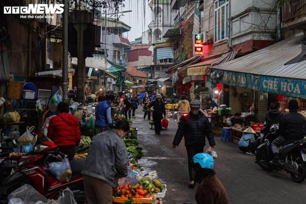 Cảnh khác lạ ở chợ Hà Nội trong ngày đầu tháng giáp Tết-1