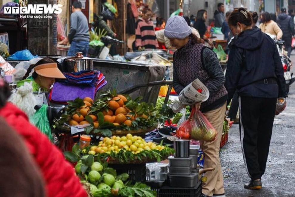 Cảnh khác lạ ở chợ Hà Nội trong ngày đầu tháng giáp Tết-16