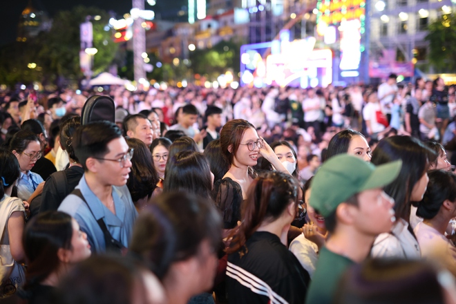 Ngày cuối cùng năm 2024: Ngay từ sớm, phố đi bộ Nguyễn Huệ đã ngập trong biển người-4