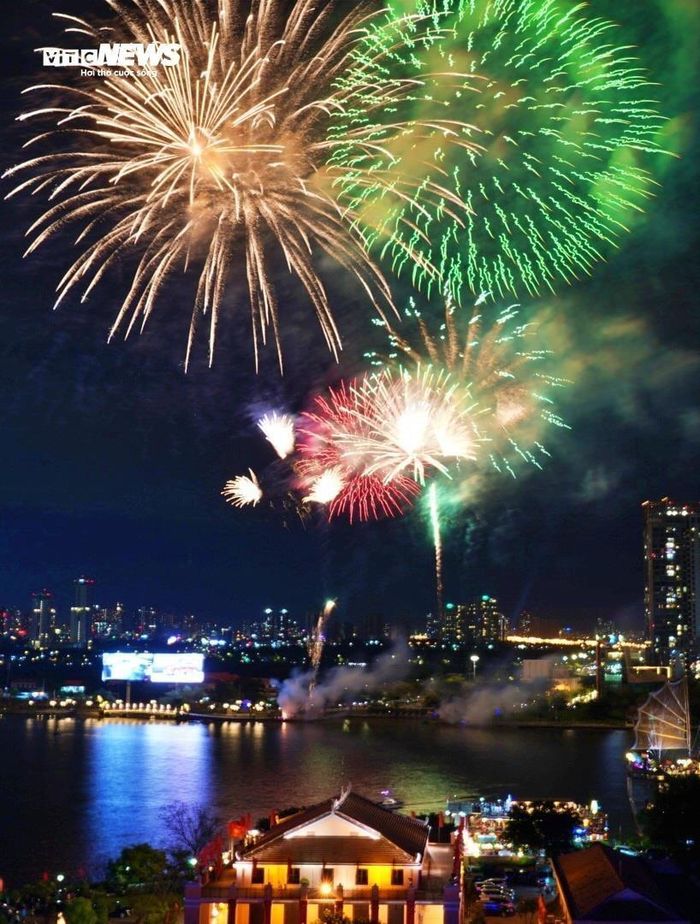 Pháo hoa rực sáng lung linh trên bầu trời Hà Nội, TP.HCM chào năm mới 2025-12