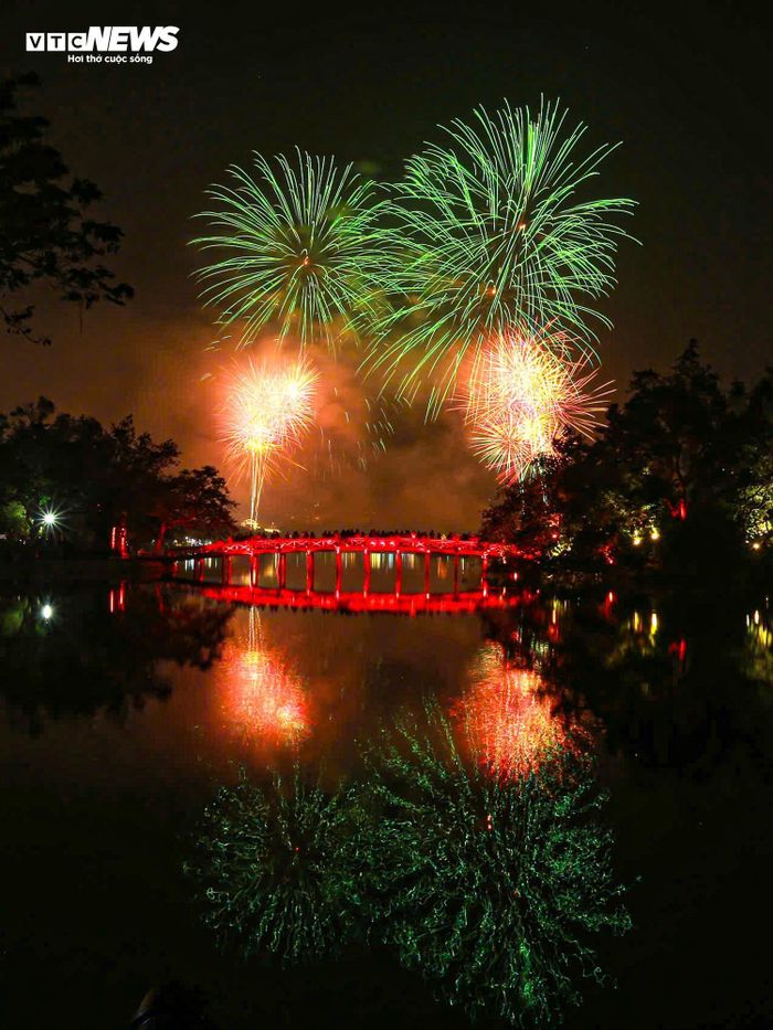 Pháo hoa rực sáng lung linh trên bầu trời Hà Nội, TP.HCM chào năm mới 2025-4
