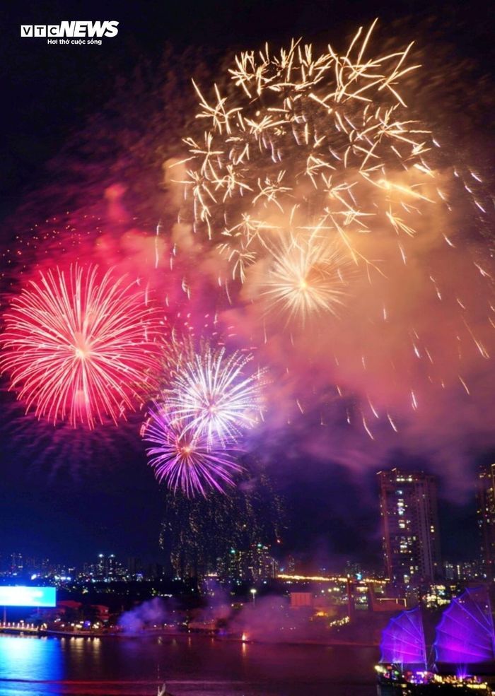 Pháo hoa rực sáng lung linh trên bầu trời Hà Nội, TP.HCM chào năm mới 2025-14