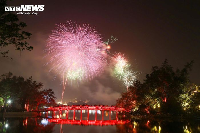 Pháo hoa rực sáng lung linh trên bầu trời Hà Nội, TP.HCM chào năm mới 2025-3
