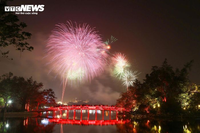 Pháo hoa rực sáng lung linh trên bầu trời Hà Nội, TP.HCM chào năm mới 2025-6