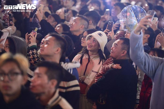 Pháo hoa rực sáng lung linh trên bầu trời Hà Nội, TP.HCM chào năm mới 2025-8