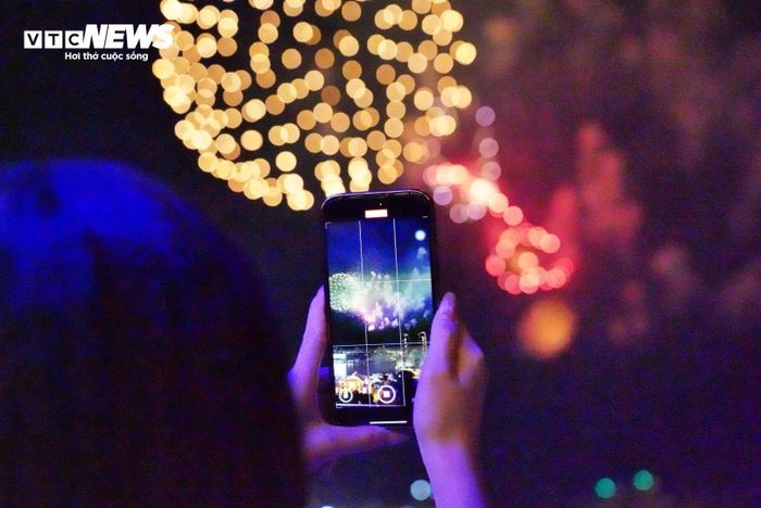 Pháo hoa rực sáng lung linh trên bầu trời Hà Nội, TP.HCM chào năm mới 2025-17