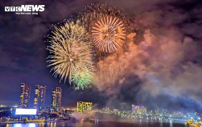 Pháo hoa rực sáng lung linh trên bầu trời Hà Nội, TP.HCM chào năm mới 2025-15
