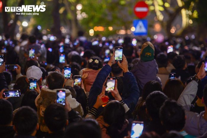 Pháo hoa rực sáng lung linh trên bầu trời Hà Nội, TP.HCM chào năm mới 2025-7