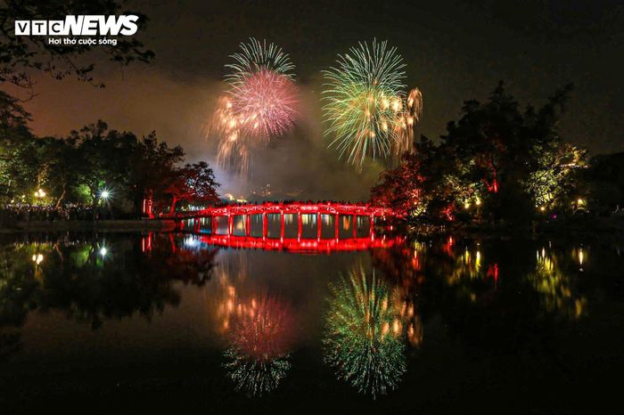 Pháo hoa rực sáng lung linh trên bầu trời Hà Nội, TP.HCM chào năm mới 2025-2