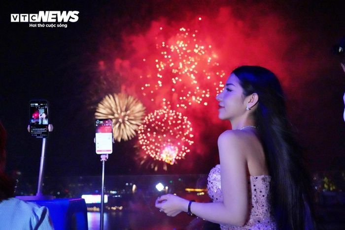 Pháo hoa rực sáng lung linh trên bầu trời Hà Nội, TP.HCM chào năm mới 2025-18