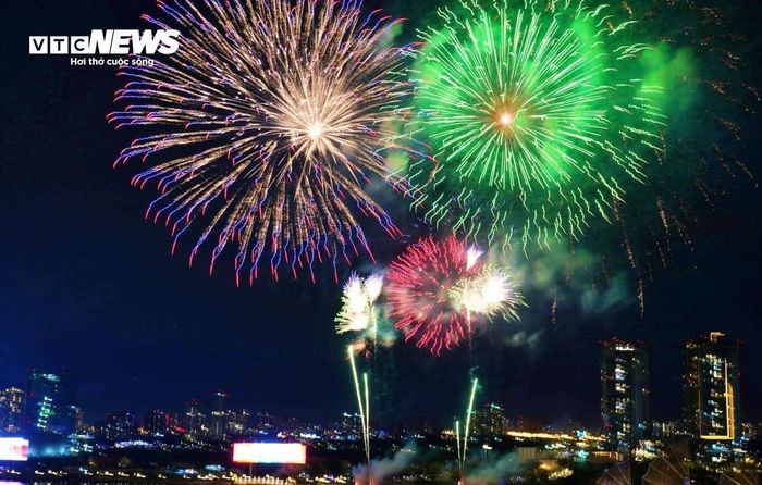 Pháo hoa rực sáng lung linh trên bầu trời Hà Nội, TP.HCM chào năm mới 2025-13