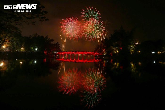 Pháo hoa rực sáng lung linh trên bầu trời Hà Nội, TP.HCM chào năm mới 2025-5