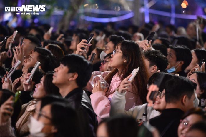 Pháo hoa rực sáng lung linh trên bầu trời Hà Nội, TP.HCM chào năm mới 2025-9