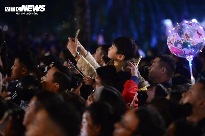 Pháo hoa rực sáng lung linh trên bầu trời Hà Nội, TP.HCM chào năm mới 2025-10