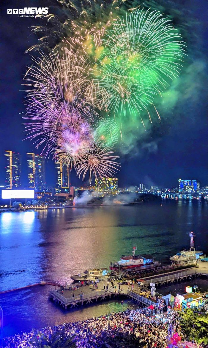 Pháo hoa rực sáng lung linh trên bầu trời Hà Nội, TP.HCM chào năm mới 2025-16