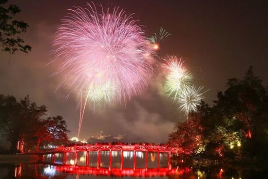 Pháo hoa rực sáng lung linh trên bầu trời Hà Nội, TP.HCM chào năm mới 2025