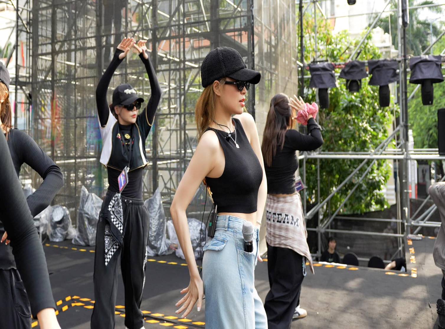 Hoàng Thuỳ Linh lần đầu công khai xuất hiện hậu sinh con: Visual xinh iu nhưng camera lia đến vóc dáng mới giật mình!-4