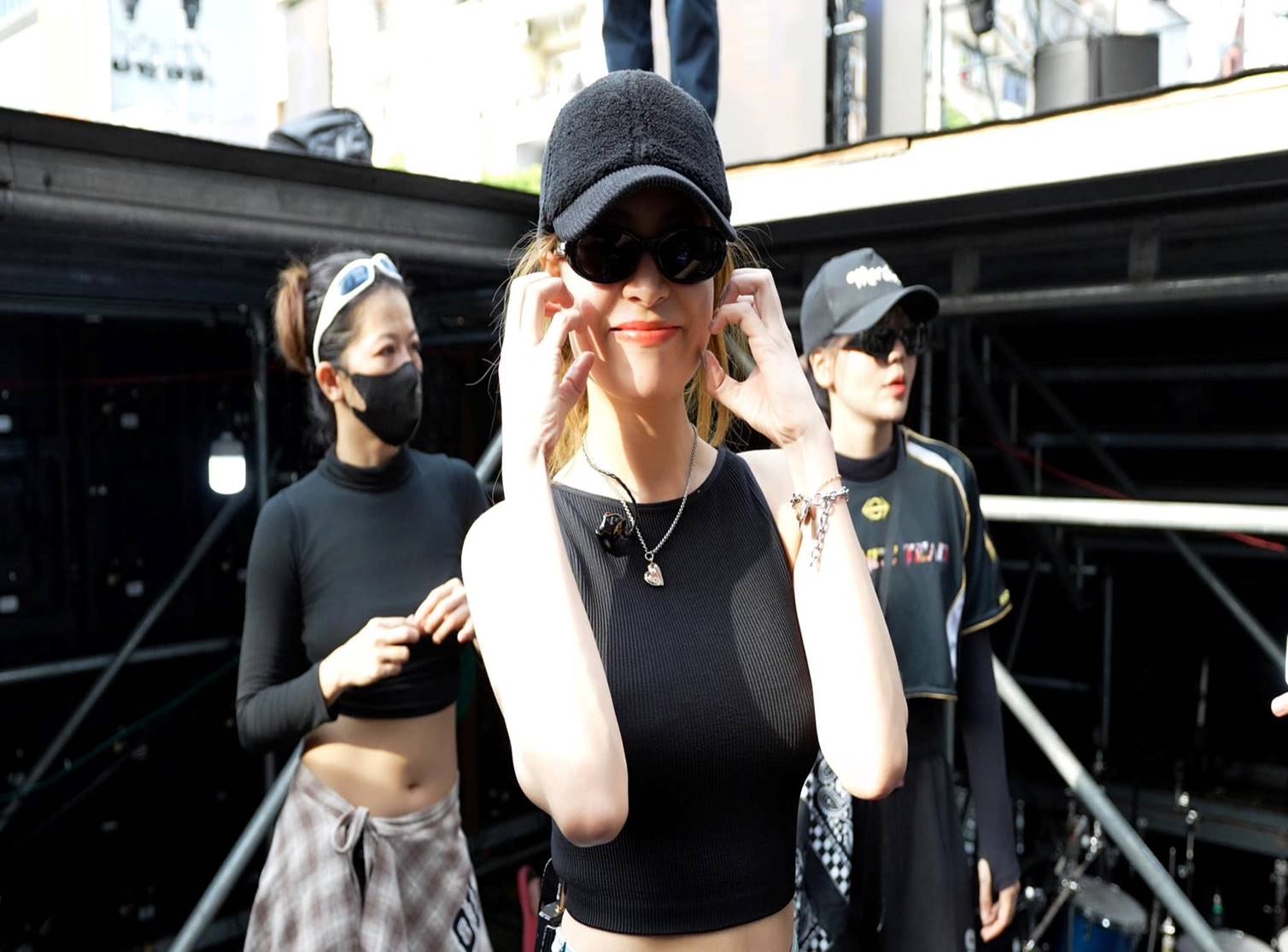 Hoàng Thuỳ Linh lần đầu công khai xuất hiện hậu sinh con: Visual xinh iu nhưng camera lia đến vóc dáng mới giật mình!-5