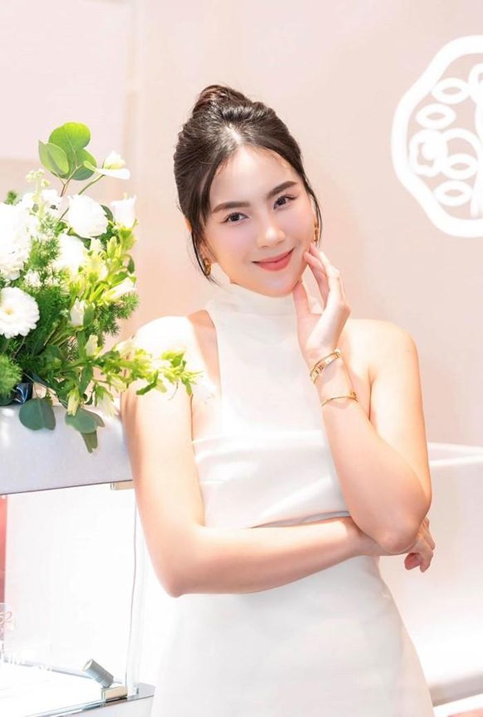 Cô gái thời tiết giàu có cỡ nào trước khi cưới lần 2?-11