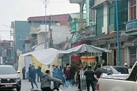 Clip: Hãi hùng ô tô đâm thẳng vào rạp đám tang tổ chức ven đường ở Hải Dương