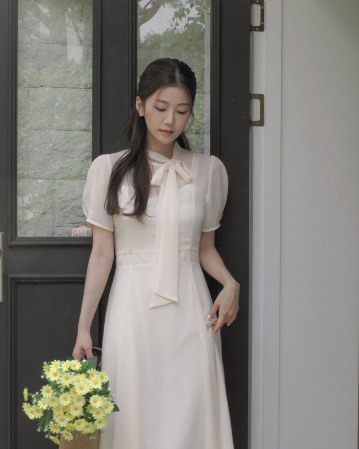 5 mẫu váy liền hack tuổi chị em nên mặc trong dịp Tết-13