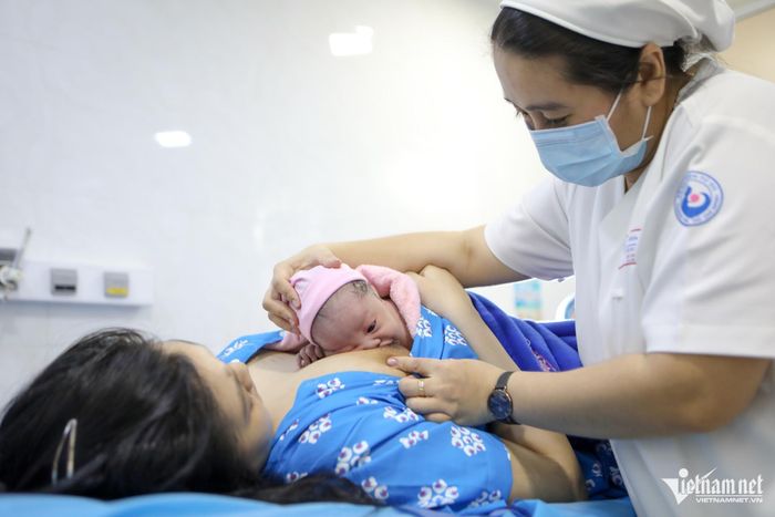 Những công dân ra đời lúc 0h ngày đầu tiên của năm 2025-7