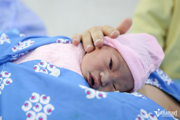 Những công dân ra đời lúc 0h ngày đầu tiên của năm 2025-4