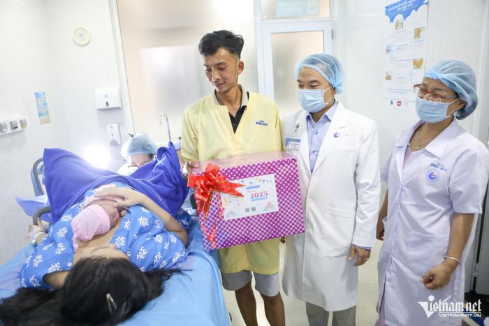 Những công dân ra đời lúc 0h ngày đầu tiên của năm 2025-11