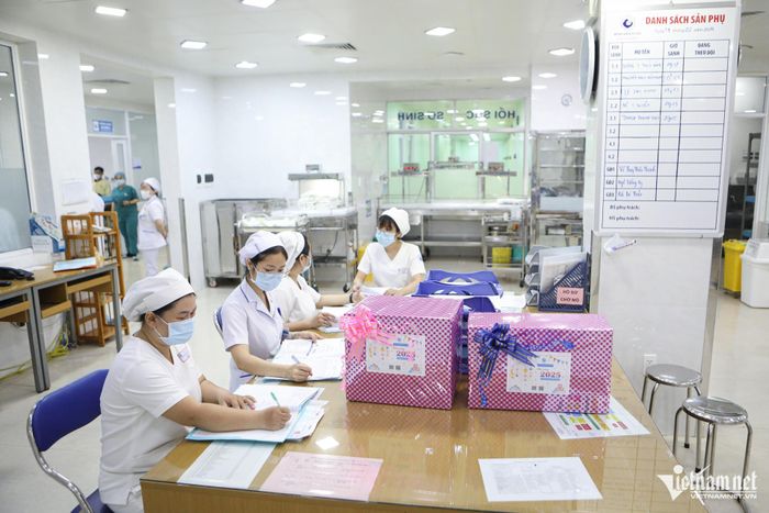 Những công dân ra đời lúc 0h ngày đầu tiên của năm 2025-1