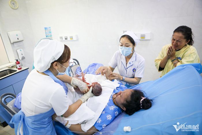 Những công dân ra đời lúc 0h ngày đầu tiên của năm 2025-2