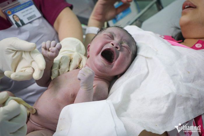 Những công dân ra đời lúc 0h ngày đầu tiên của năm 2025-13