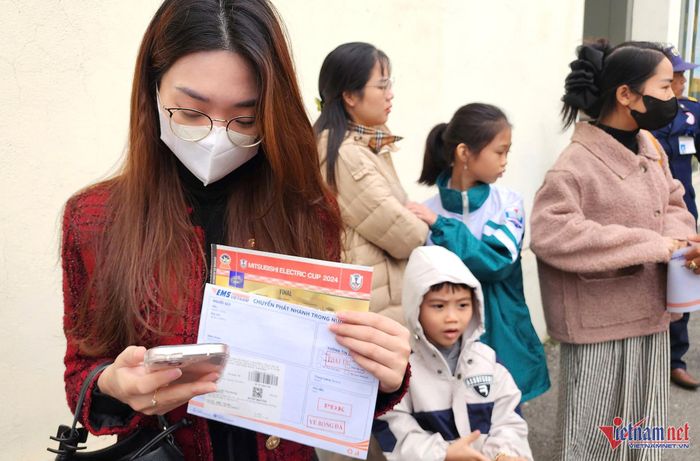 Nghìn người xếp hàng nhận vé chung kết, phe vé tất bật gom hàng-10