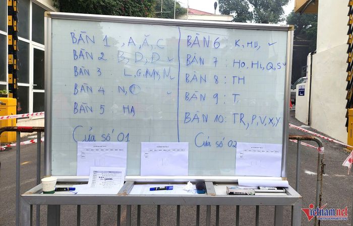 Nghìn người xếp hàng nhận vé chung kết, phe vé tất bật gom hàng-2