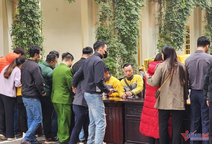 Nghìn người xếp hàng nhận vé chung kết, phe vé tất bật gom hàng-6