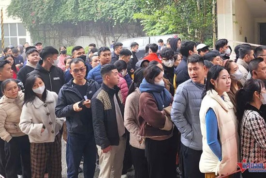 Nghìn người xếp hàng nhận vé chung kết, phe vé tất bật 'gom hàng'