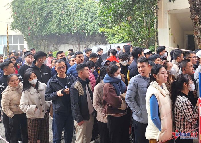 Nghìn người xếp hàng nhận vé chung kết, phe vé tất bật gom hàng-8