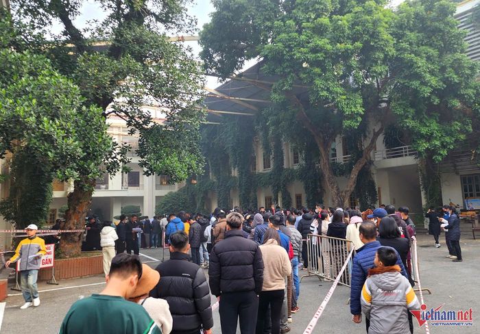 Nghìn người xếp hàng nhận vé chung kết, phe vé tất bật gom hàng-3