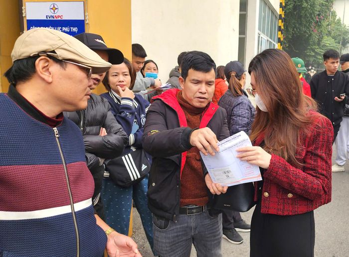 Nghìn người xếp hàng nhận vé chung kết, phe vé tất bật gom hàng-11