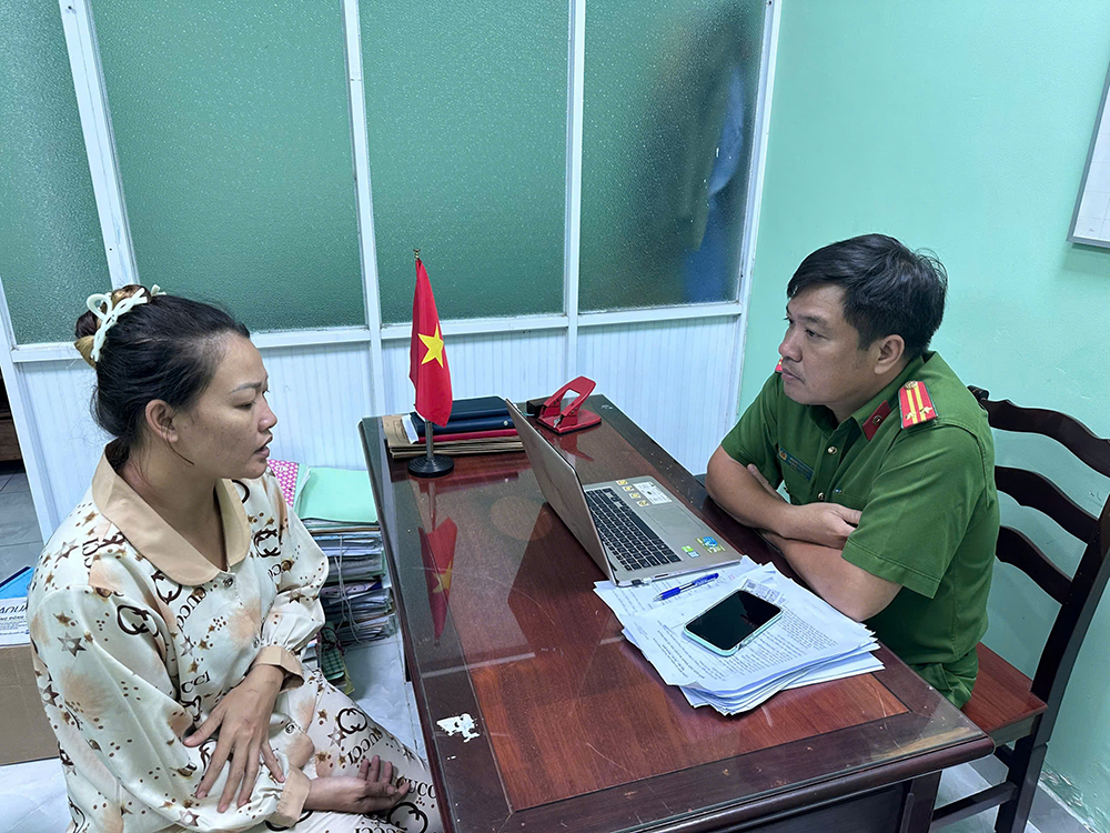 Bắt khẩn cấp người phụ nữ đánh nhân viên gác chắn tàu gãy xương mũi-1